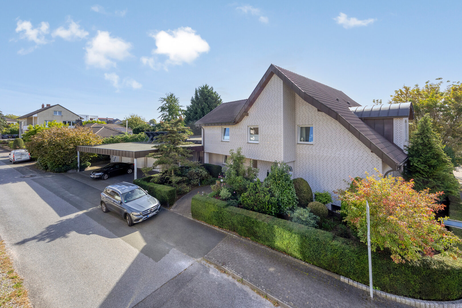 Luxuriöses Familiendomizil in Bünde – Außenansicht mit Carport