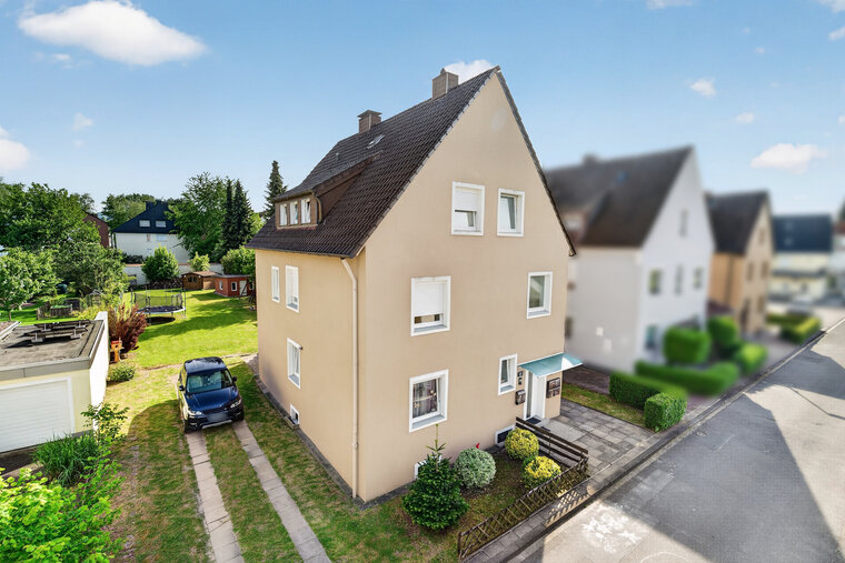 Mehrfamilienhaus in Bielefeld – Außenansicht mit Garten