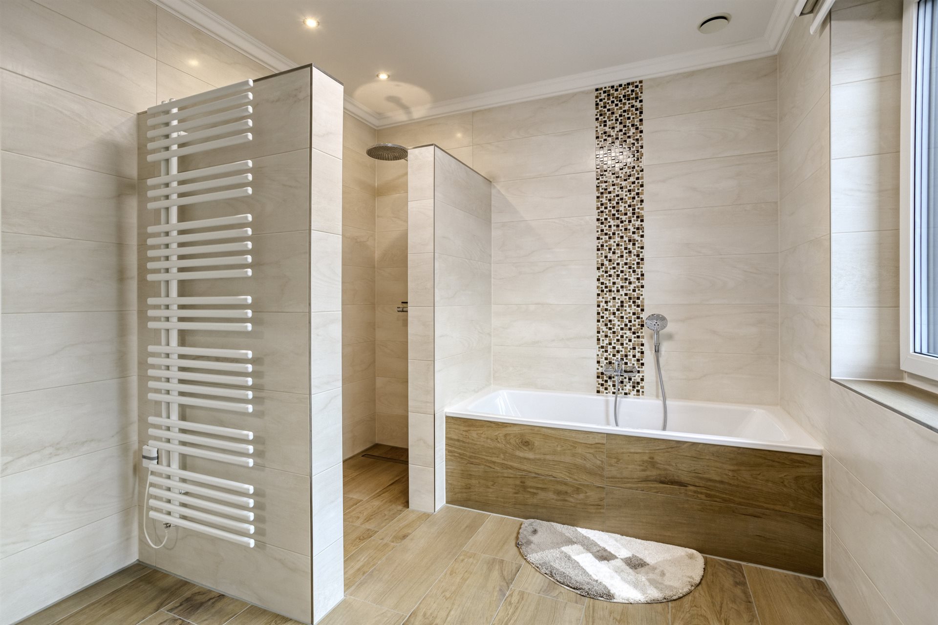 Stadtvilla Bad Iburg – Badezimmer mit Badewanne und Dusche