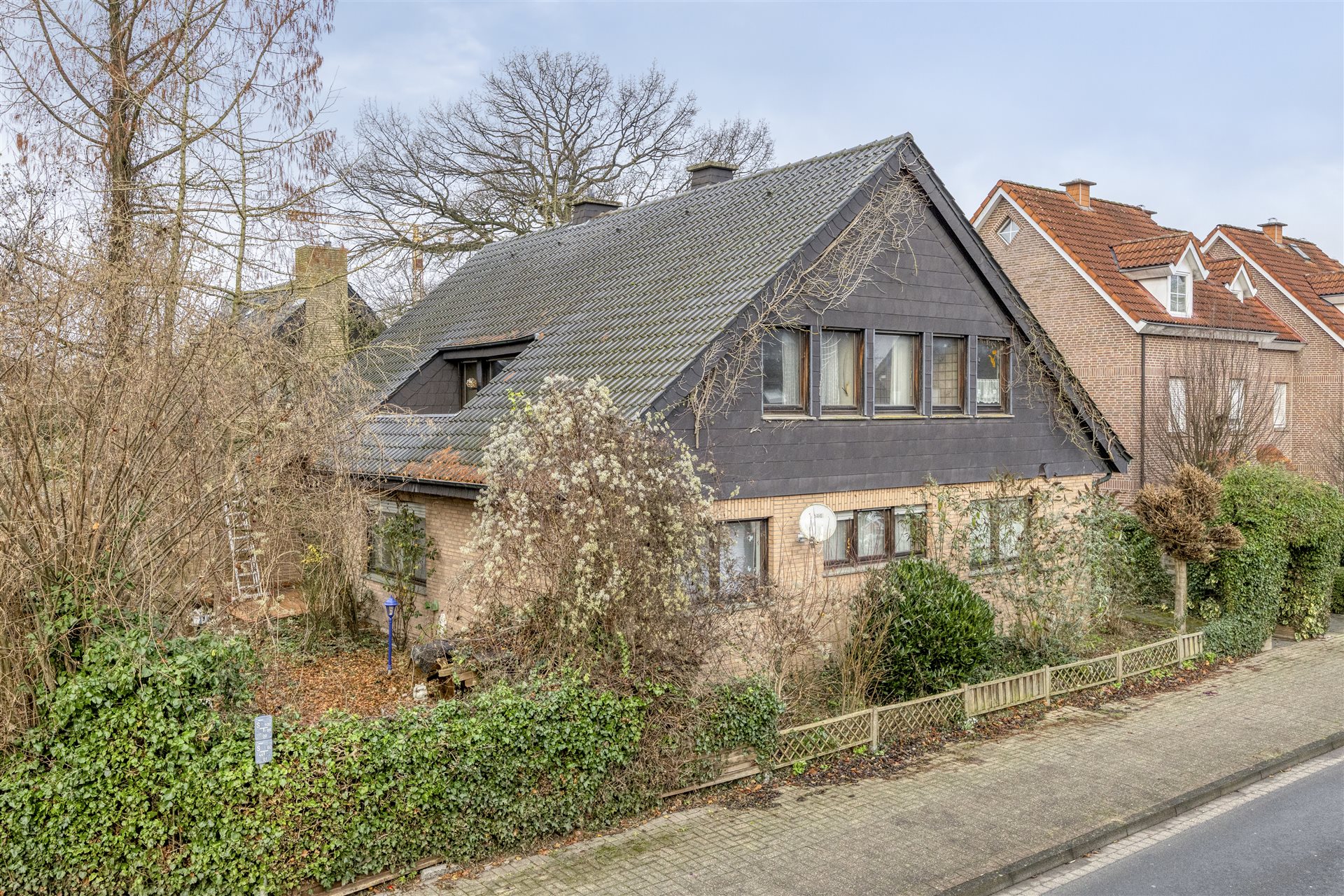 Zweifamilienhaus Ochtrup – Außenansicht frontal mit Bepflanzung