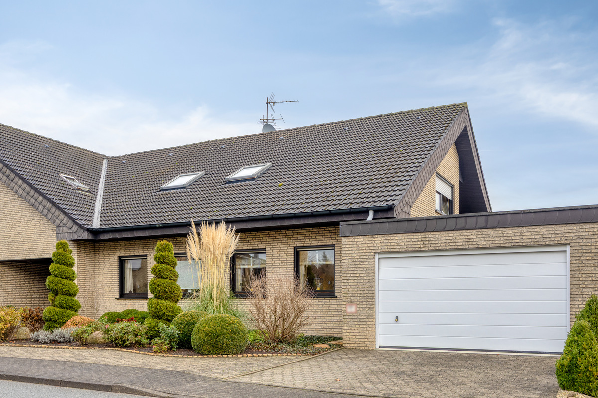 Doppelhaushälfte Oelde – Außenansicht frontal mit Garage