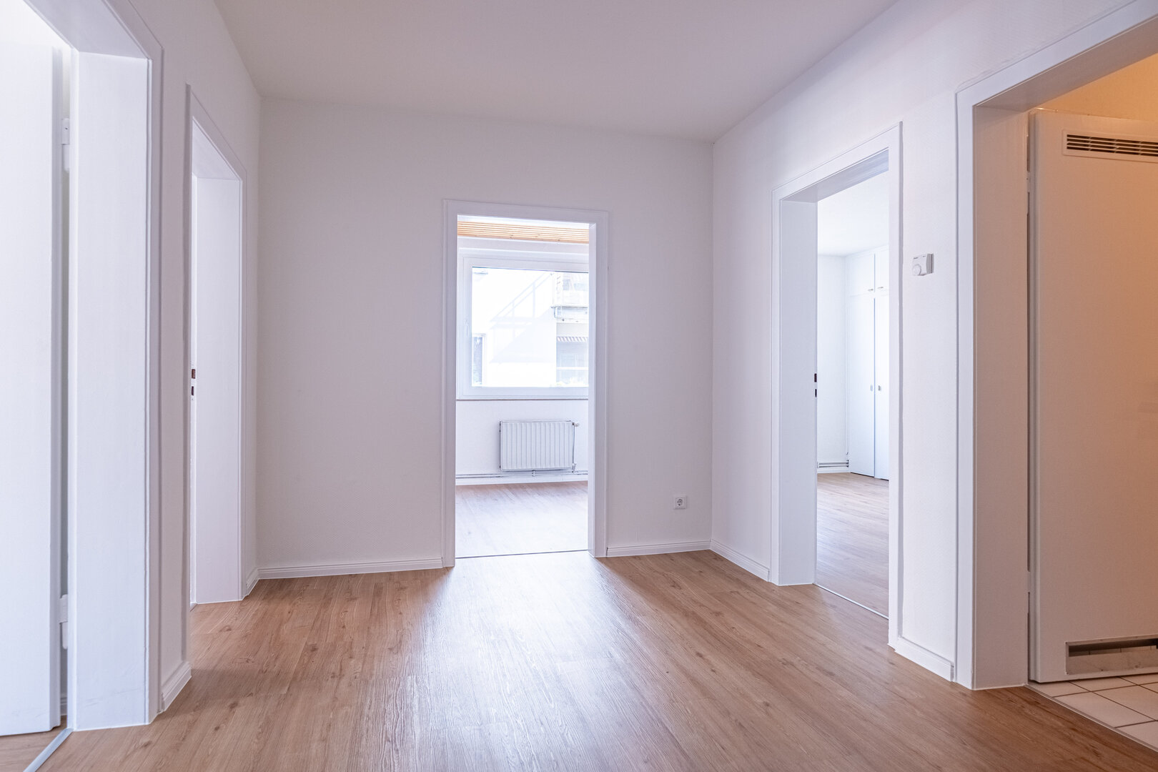 Wohnung 04 – Flur mit Blick in die angrenzenden Räume