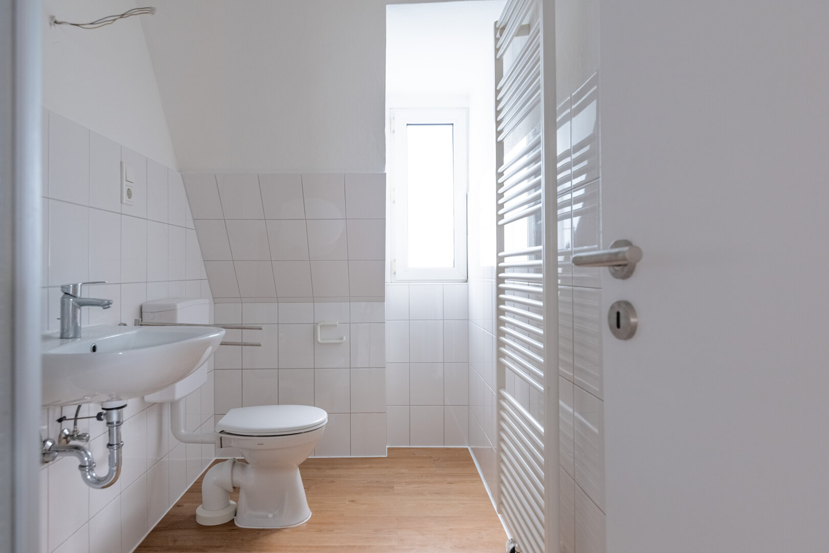 Wohnung 09 – Badezimmer mit WC und Waschbecken